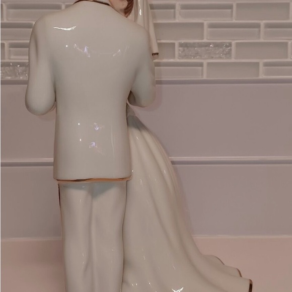 LENOX United In Love Wedding Figurine Cake Topper Brunette Bride & Groom - Picture 4 of 8